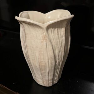 Vintage 90's Haeger Raised Leaf Pattern Tulip Vase 9" x 6.75"